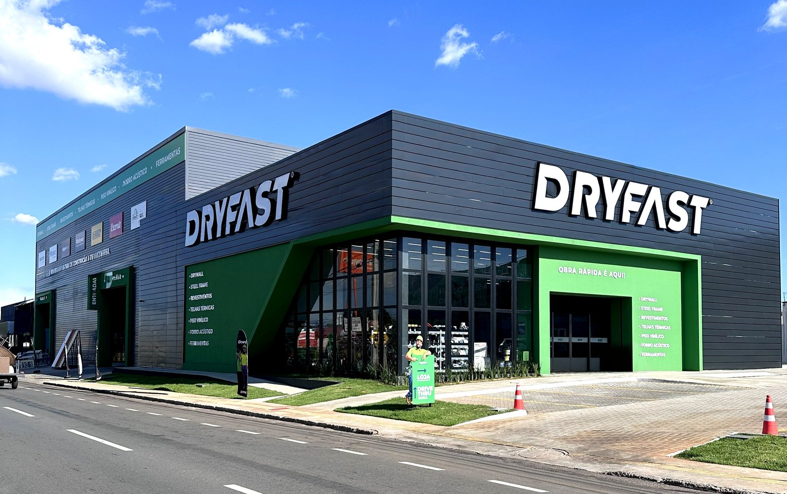 Fachada da Dryfast com drive-thru - Aparecida de Goiânia